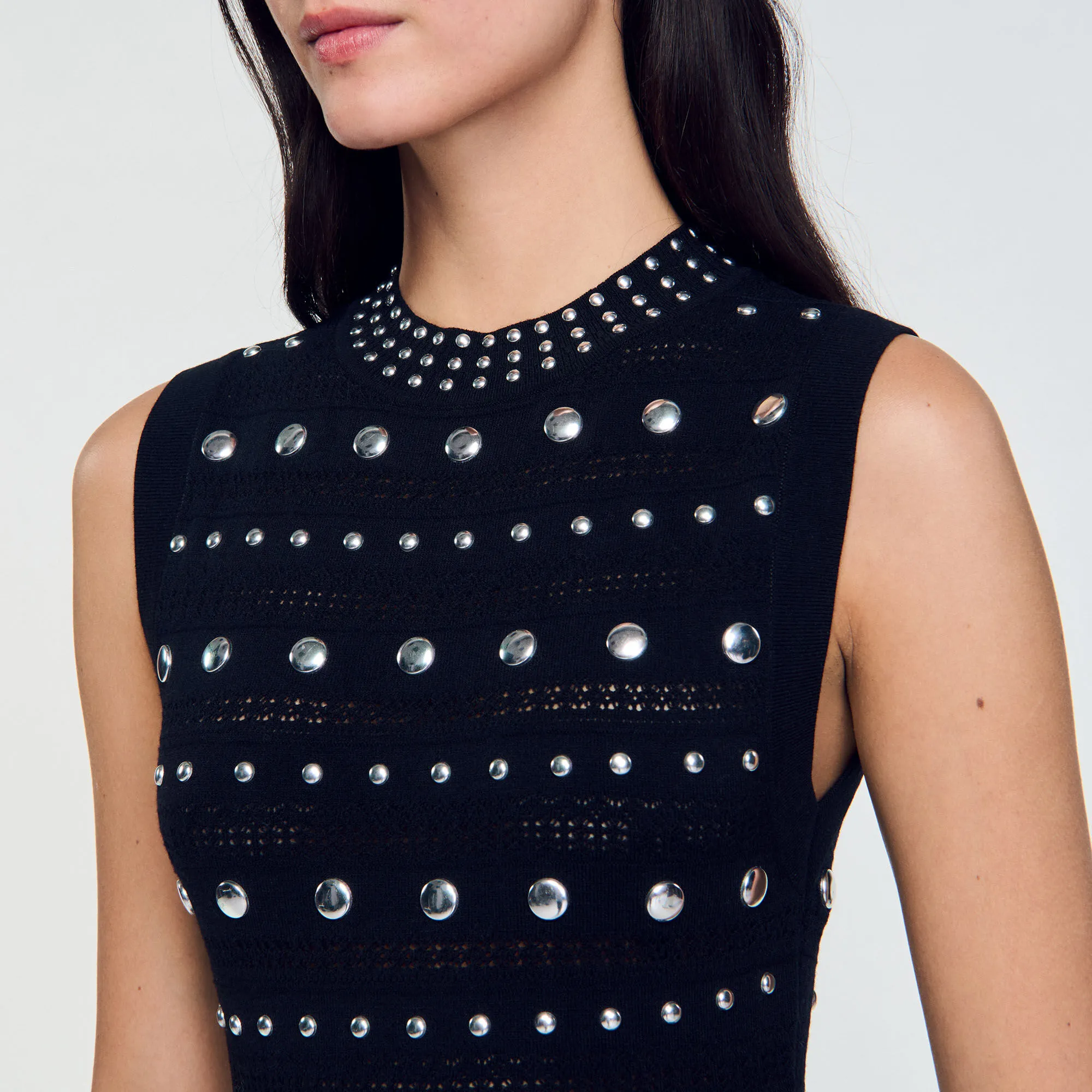 Robe longue en maille ornée de studs