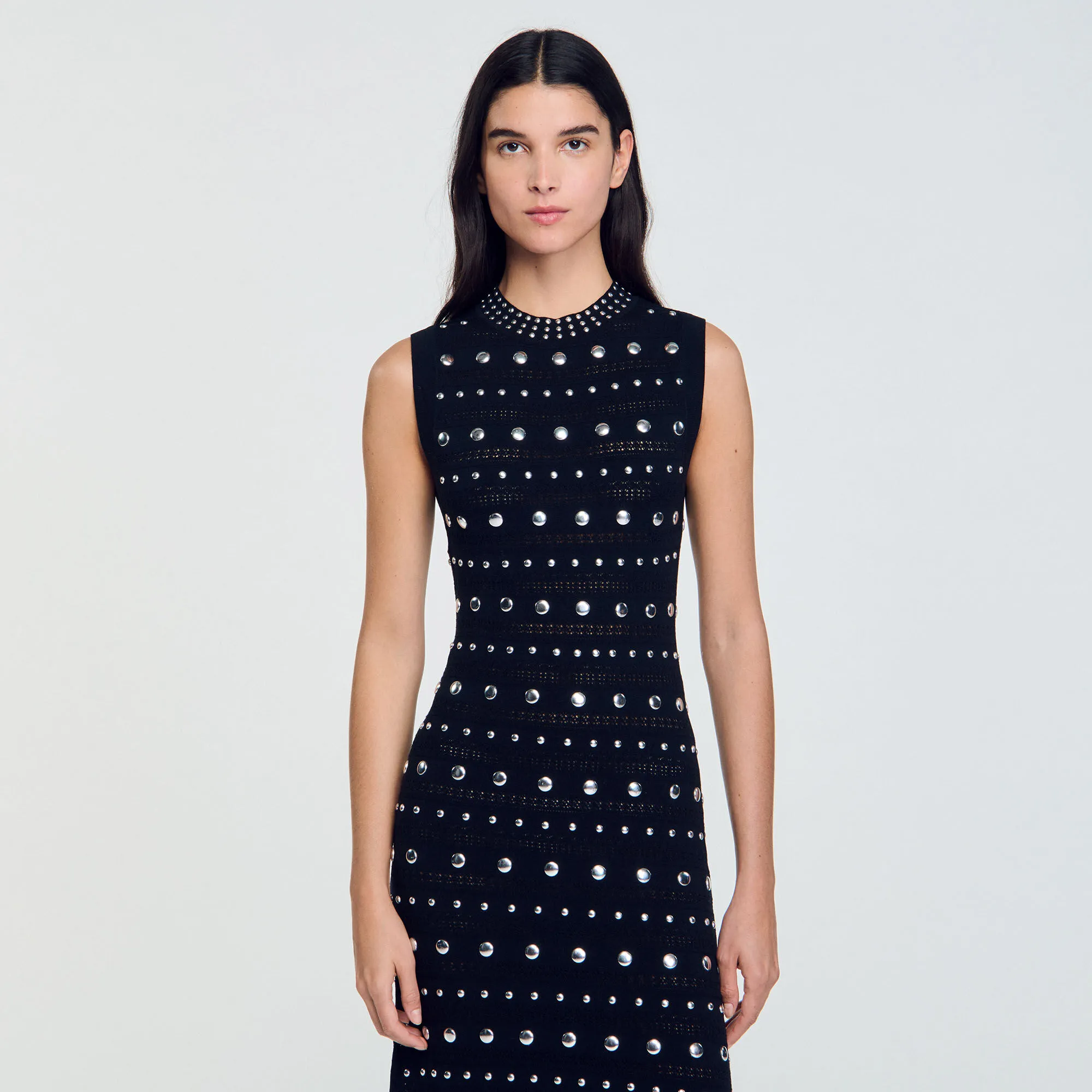 Robe longue en maille ornée de studs