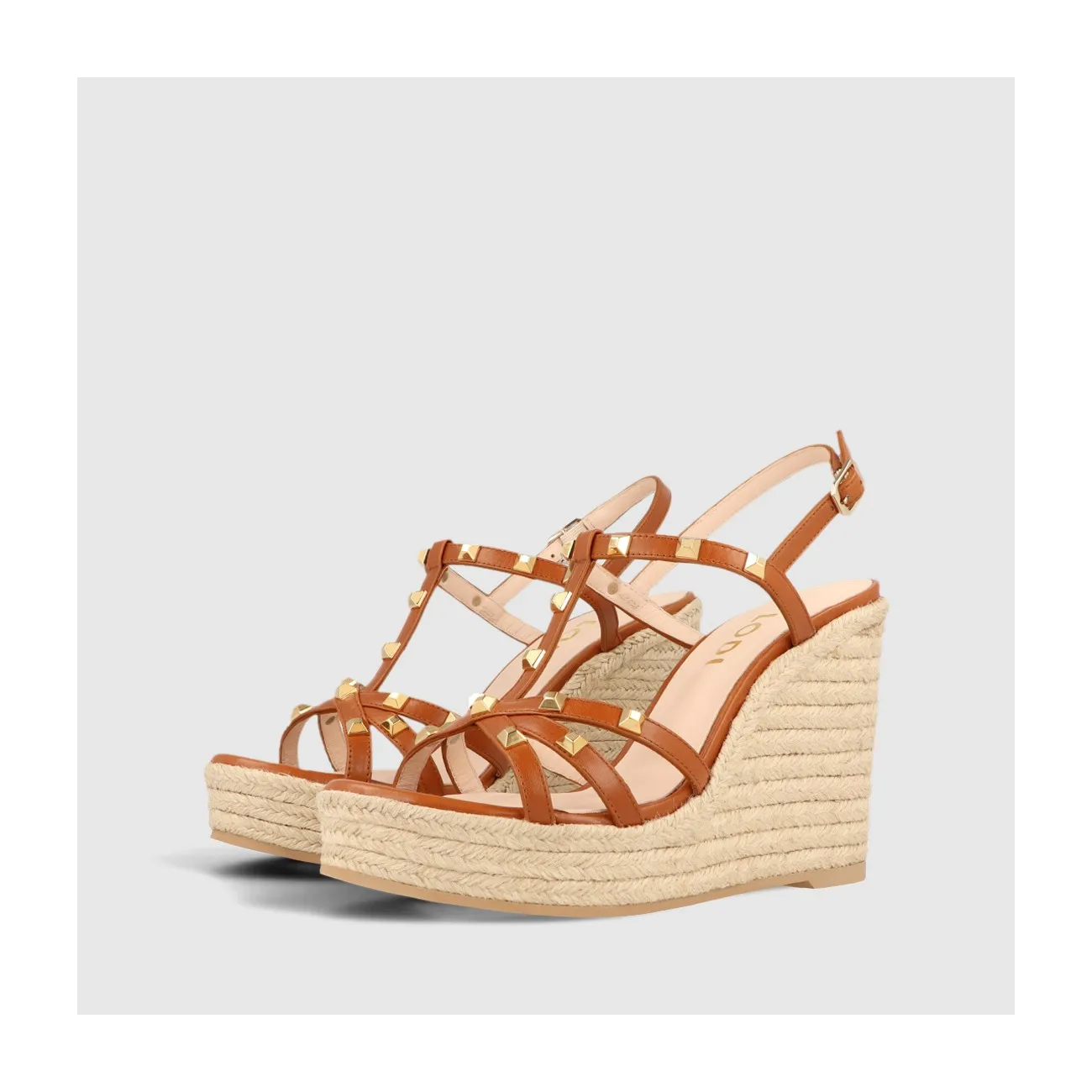 Sandale compensée Young en cuir marron avec brides ornées de clous dorés et fermeture boucle | LODI Chaussures pour femme en lig